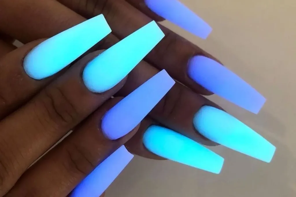 Unhas azul e lilás neon