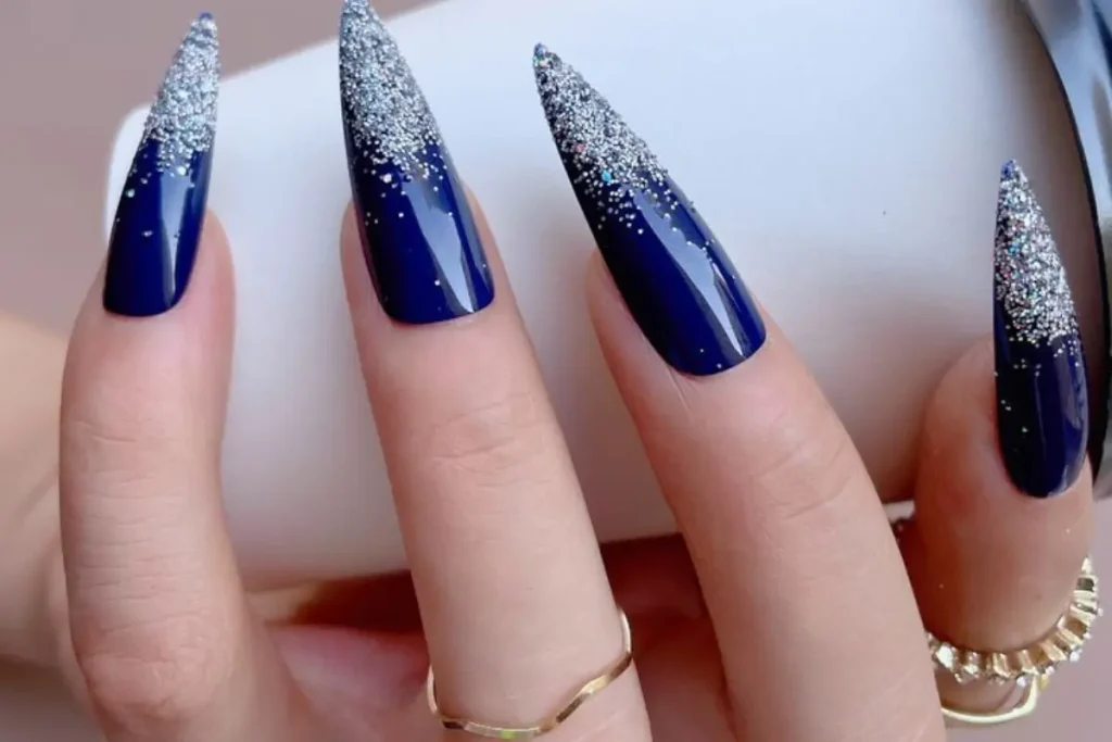 Unhas decoradas com glitter azul marinho