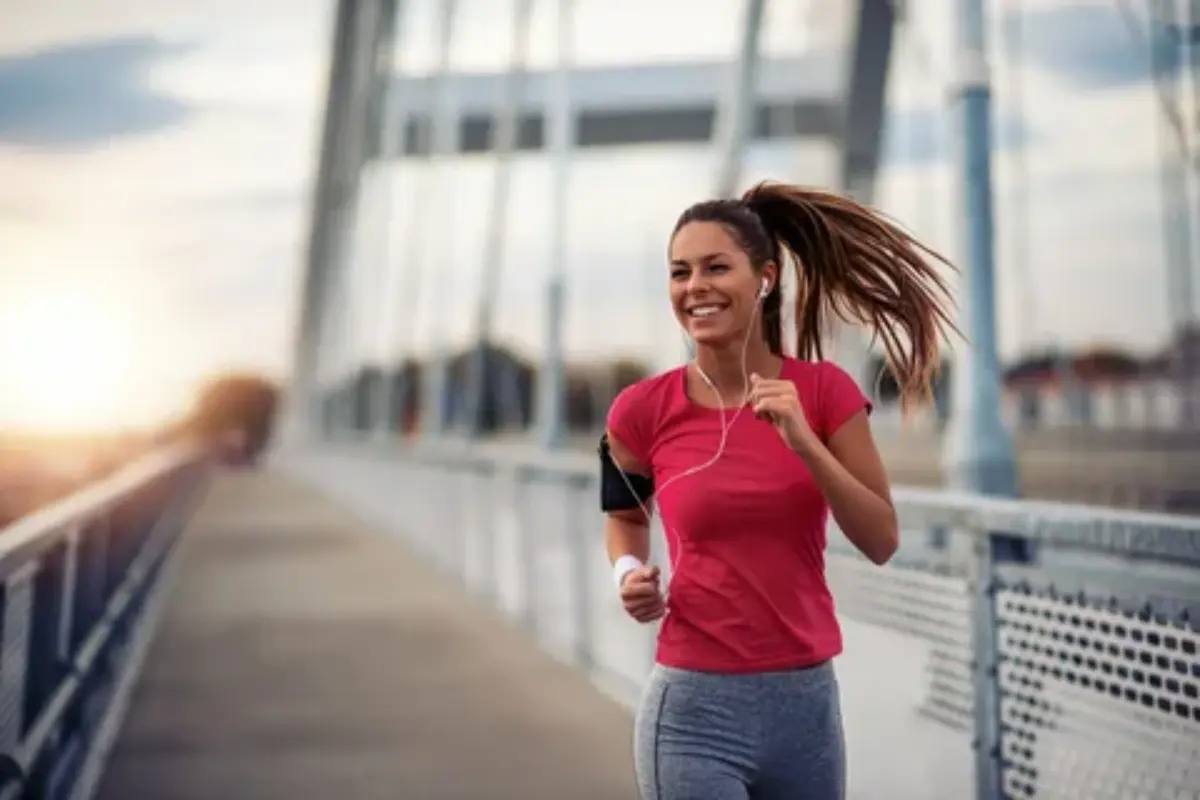 Atividade Física 8 Dicas de Esporte Para Iniciar em 2025 - Mulher se exercitando correndo