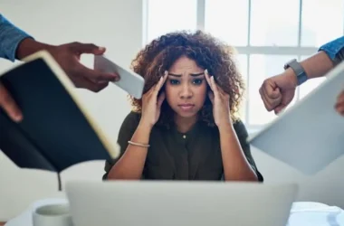 Burnout 10 Sinais de Que Você Pode Estar na Beira do Colapso - Mulher estressada com tanto trabalho