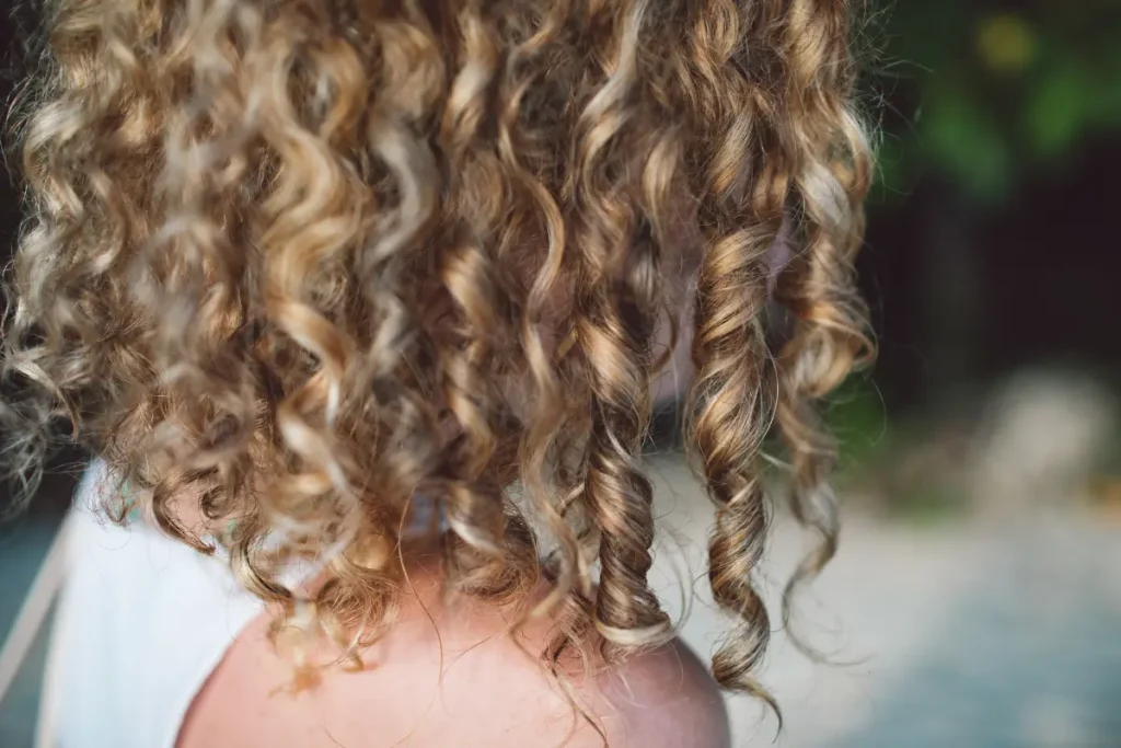 Cabelo cacheado loiro