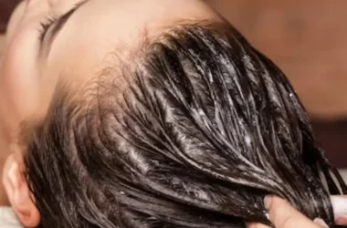 Detox Capilar Veja Quais São os 8 Principais Benefícios Para o Cabelo - Mulher recebendo tratamento no cabelo