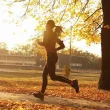 Exercícios Físicos 9 Benefícios Que Transformam Sua Vida - Mulher correndo no parque