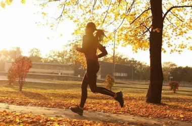 Exercícios Físicos 9 Benefícios Que Transformam Sua Vida - Mulher correndo no parque