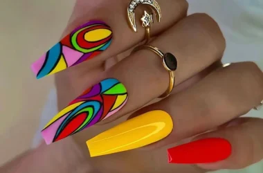 Manicure e Pedicure 7 Dicas Para Cuidar das Unhas no Verão - Unhas coloridas