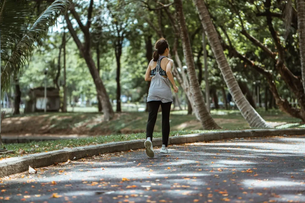 Mulher correndo num parque