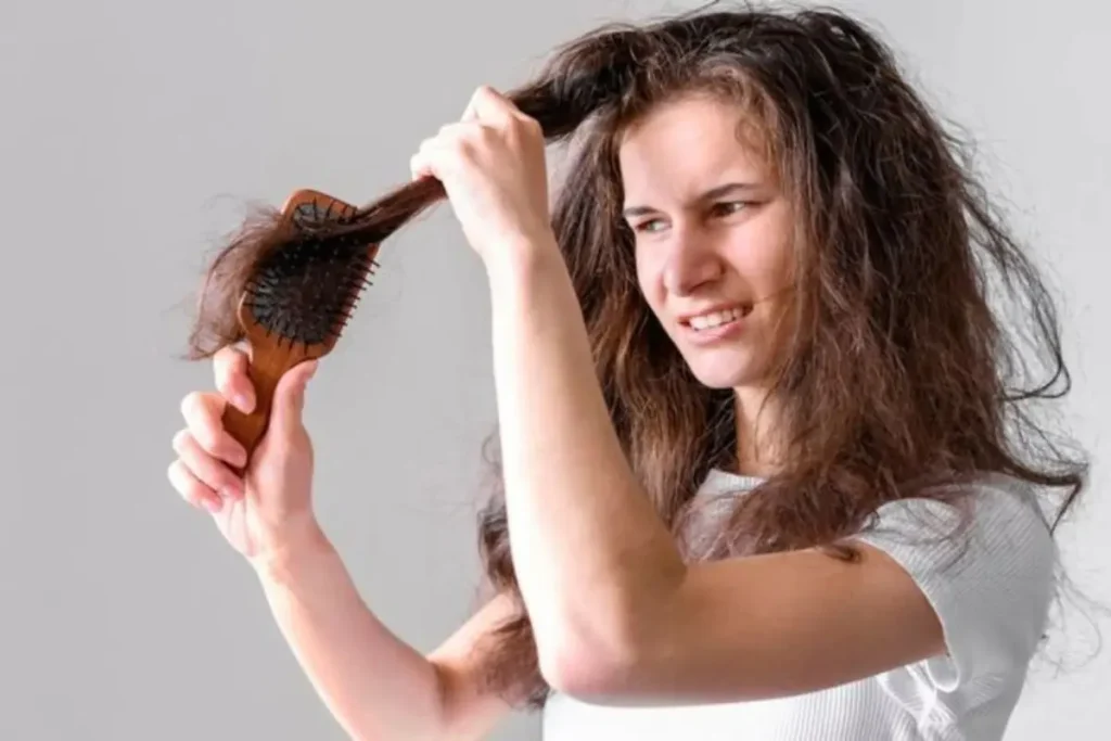 Mulher desembaraçando o seu cabelo