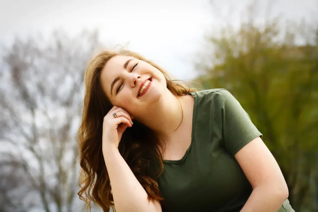 Mulher feliz sorrindo