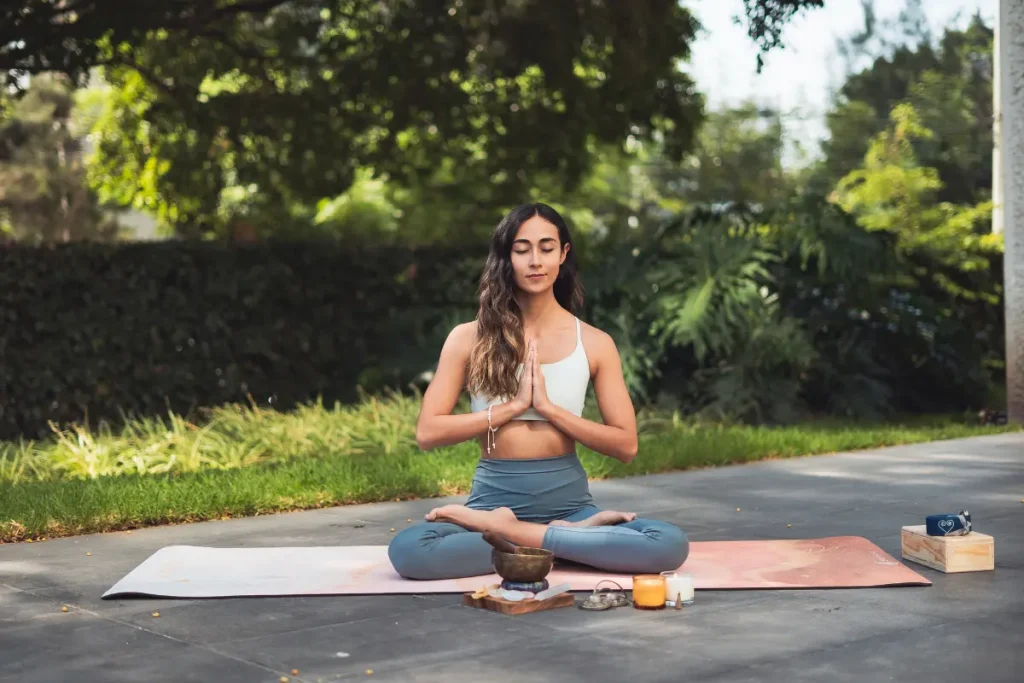 Mulher meditando