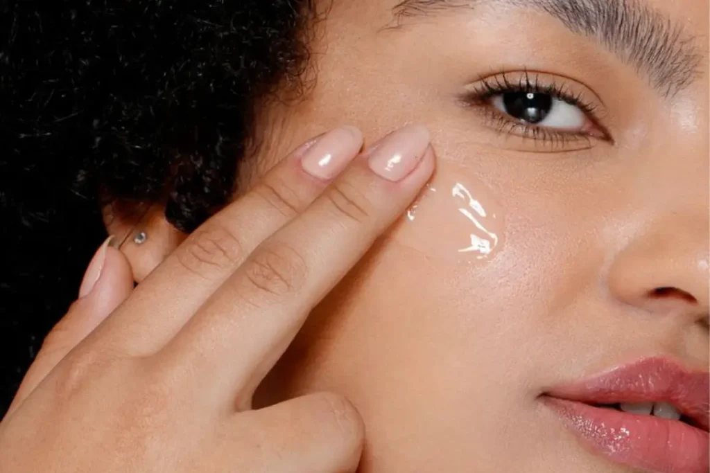 Mulher passando gel de limpeza facial