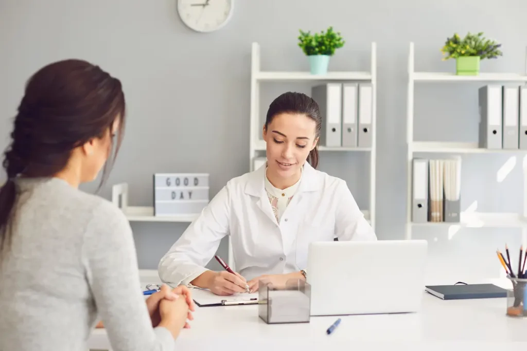 Mulher passando numa consulta médica