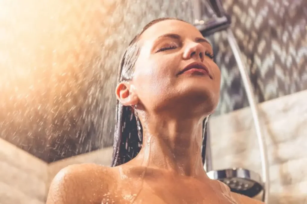 Mulher tomando banho e lavando a cabeça