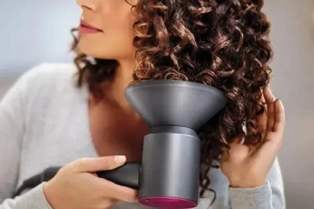 Mulher usando diffuser no cabelo