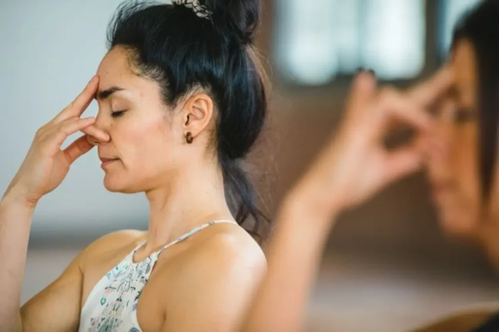 Mulheres fazendo técnica de respiração Pranayama