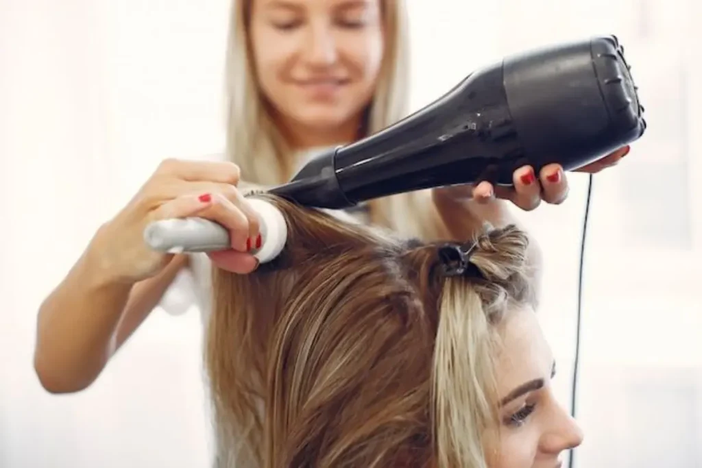 Profissional fazendo escova no cabelo da cliente