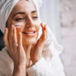 Skincare 10 Produtos Essenciais Que Deve Ter em sua Nécessarie Neste Verão - Mulher hidratando o rosto