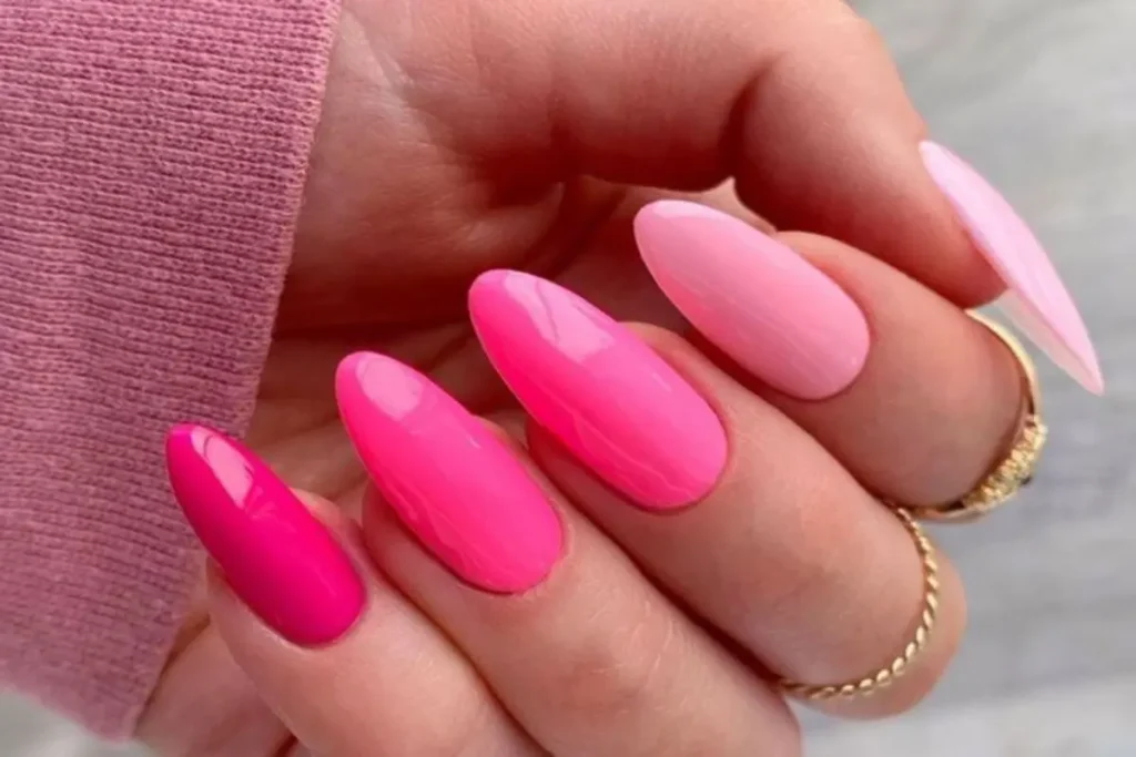 Unhas com vários tons de cor de rosa