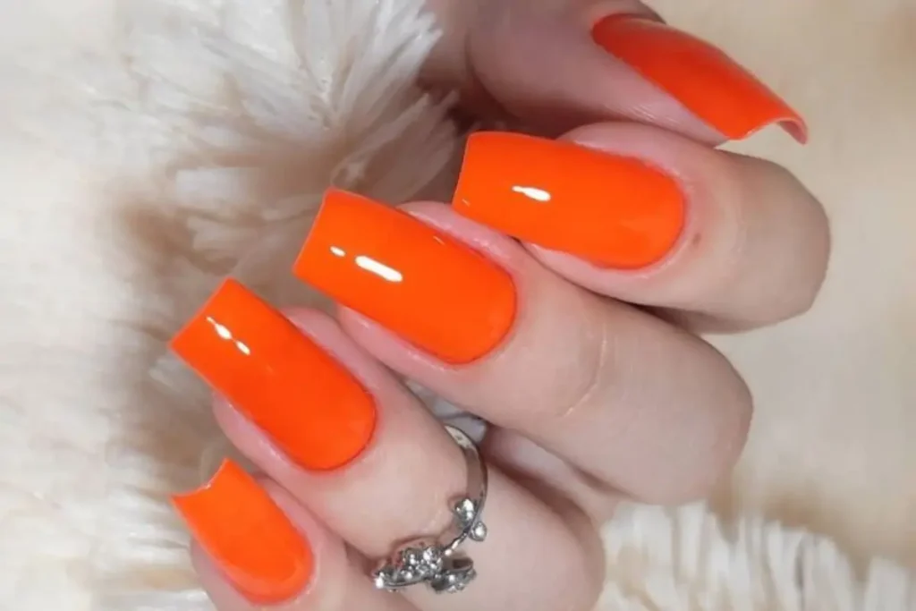 Unhas cor de laranja