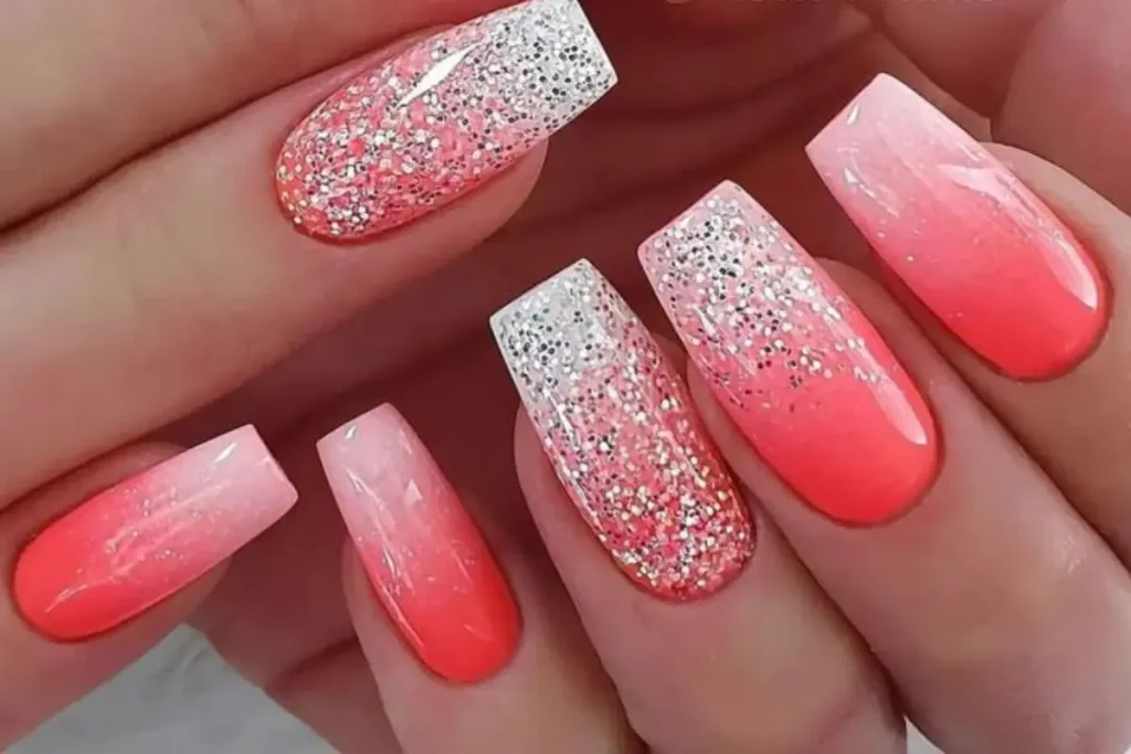 Unhas decoradas na cor coral