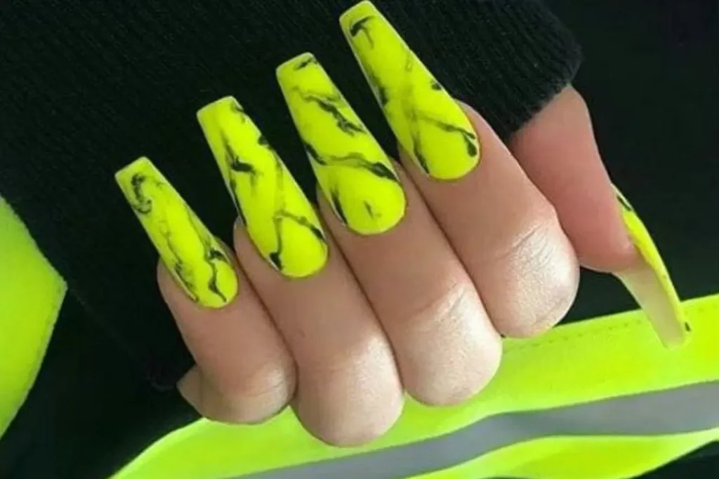 Unhas marmorizadas amarelo neon e preto