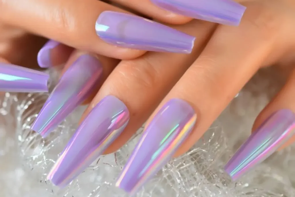 Unhas metalizadas cor de lavanda