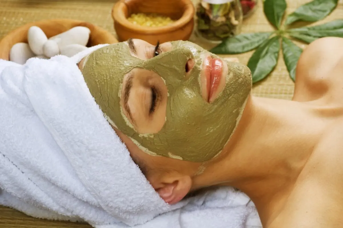 Argila Conheça 7 Tipos e Seus Benefícios para a Pele e o Cabelo - Mulher com argila verde no rosto