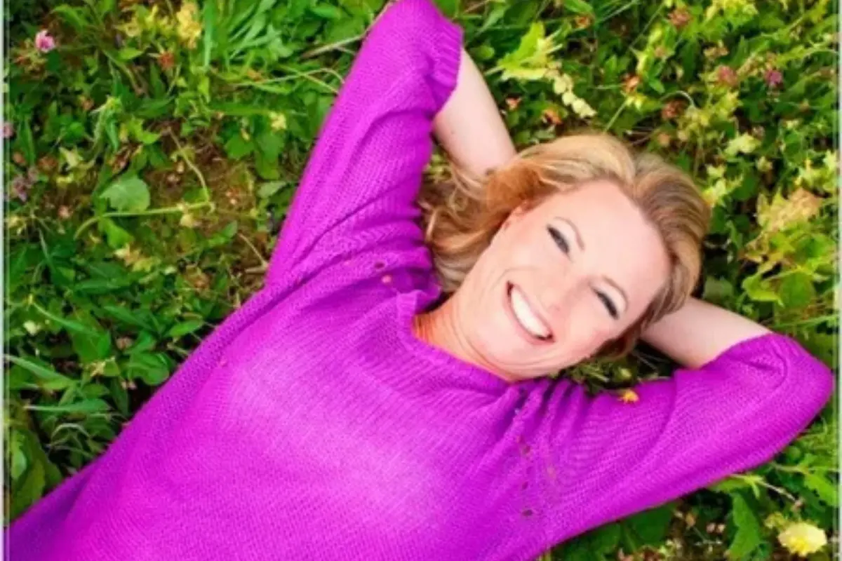 Cremes Antienvelhecimento 5 Benefícios que Você Precisa Conhecer - Mulher sorrindo deitada na grama