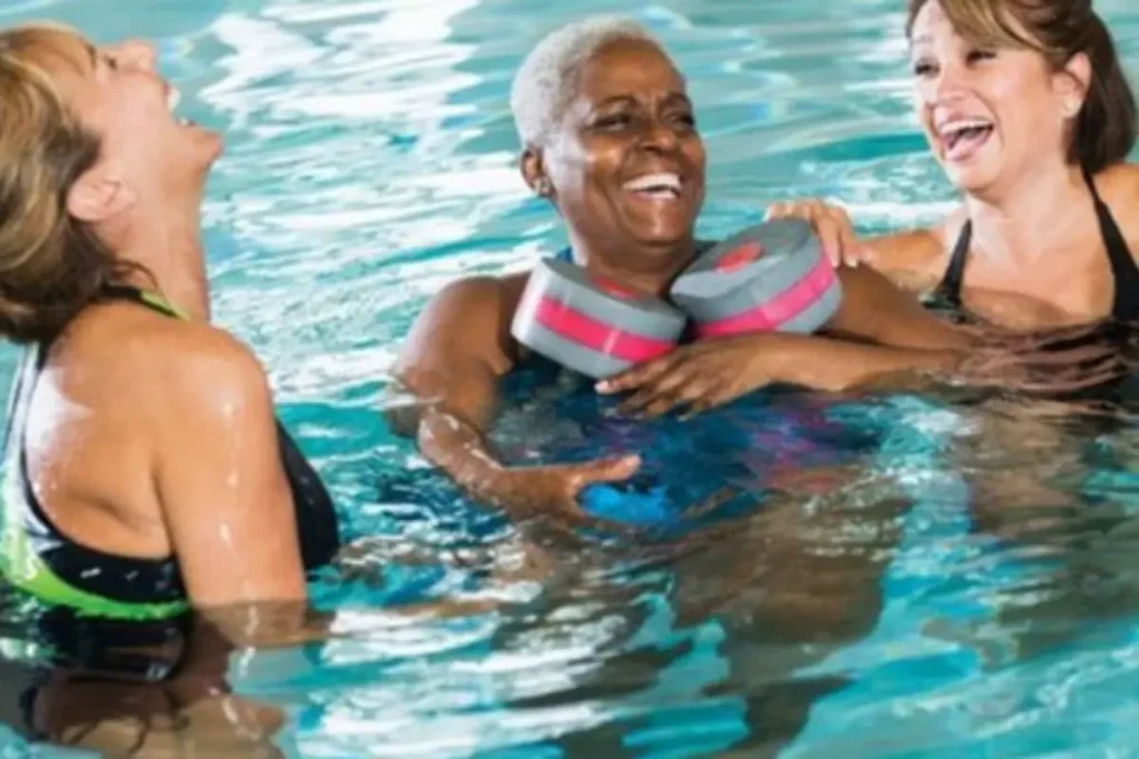 Mulheres felizes fazendo hidroginástica