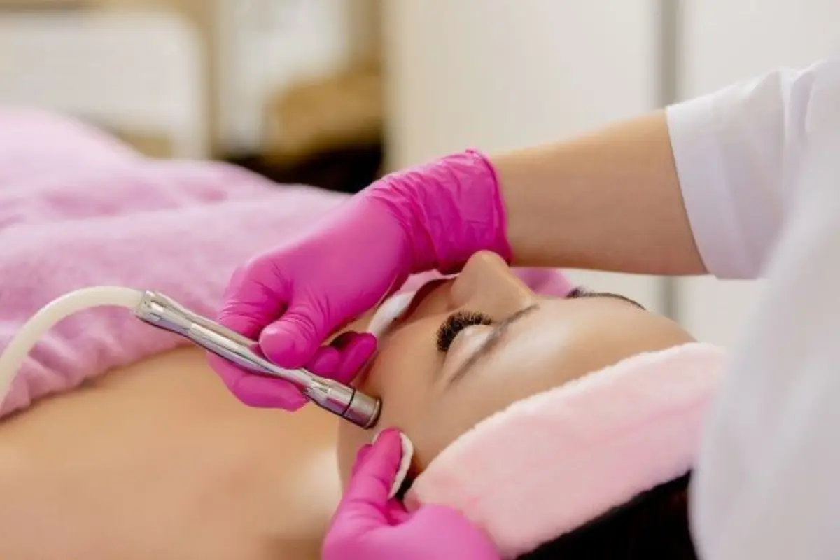 Peeling de Diamante Veja 9 Benefícios Para a Sua Pele - Cliente numa sessão de peeling de diamante