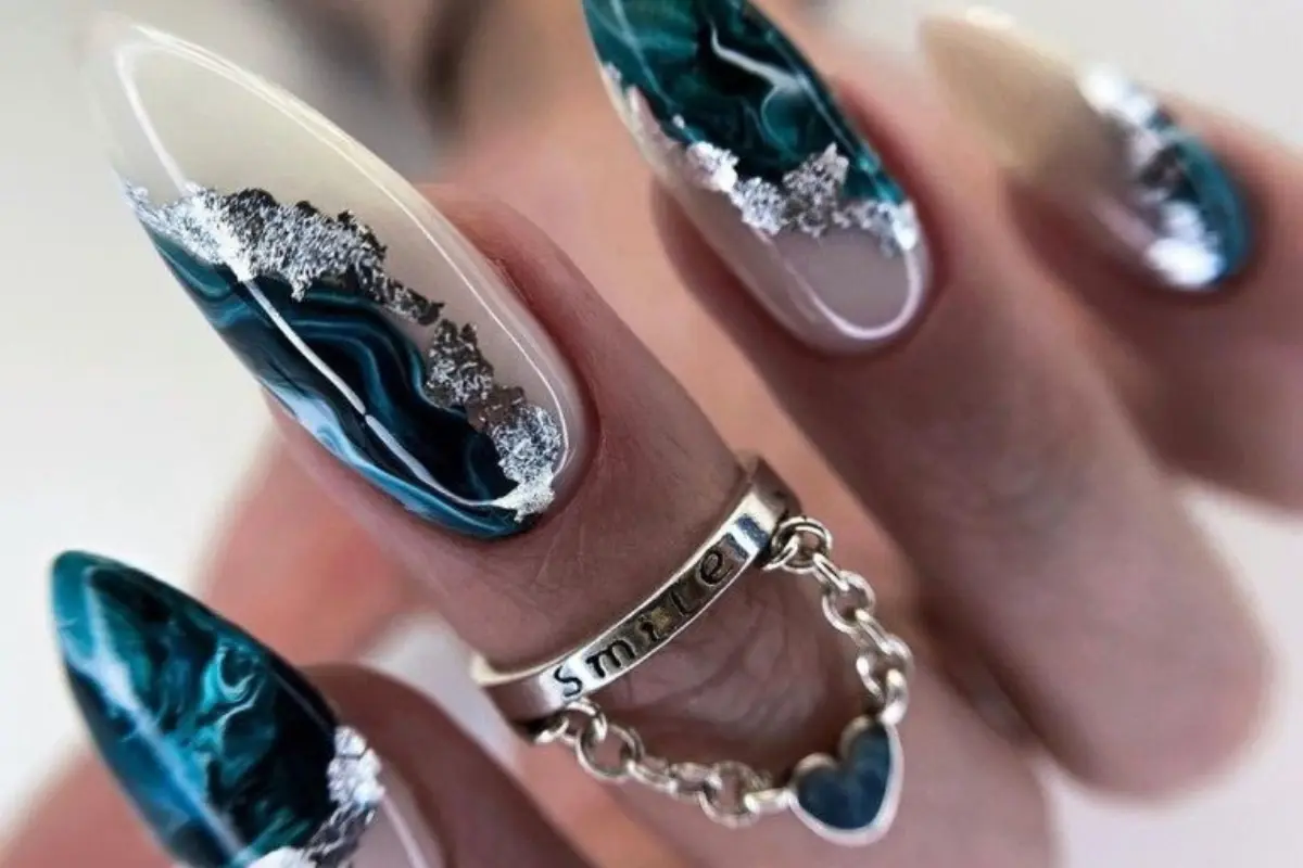 Unhas Decoradas 7 Estilos Criativos Para Arrasar em 2025 - Unhas marmorizadas na cor gelo, azul e prata