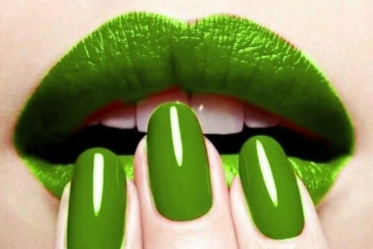 Unhas Verde 7 Tons Modernos para Você Experimentar - Unhas e boca pintados de verde
