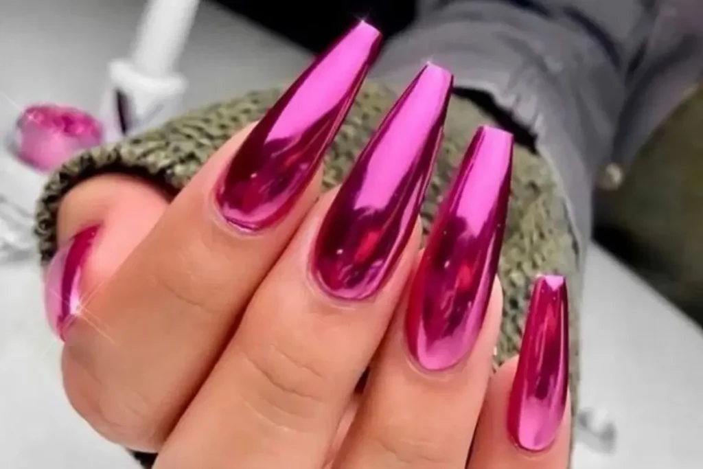 Unhas metalizadas cor de rosa