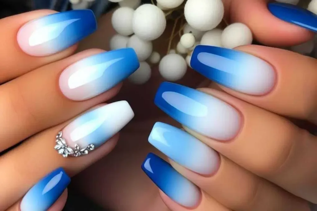 Unhas ombrê branco e azul