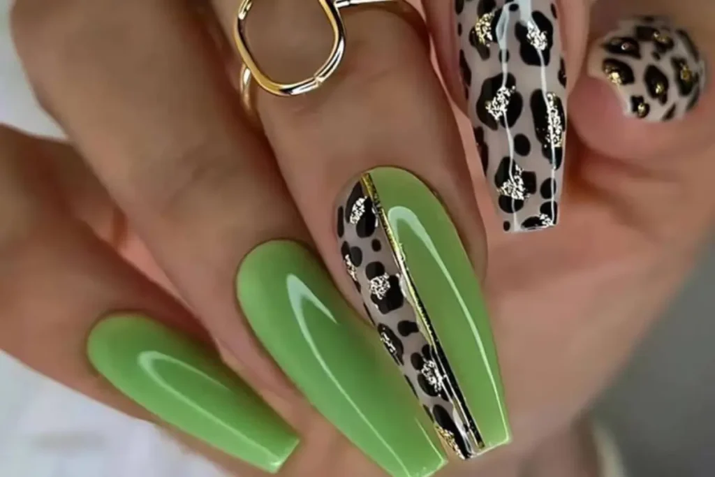 Unhas verde com detalhes de animal print nude, preto e prata