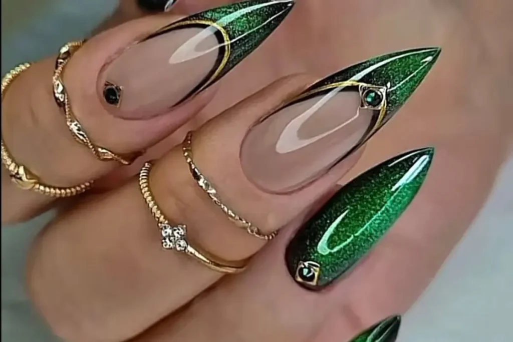 Unhas verdes e nude decoradas