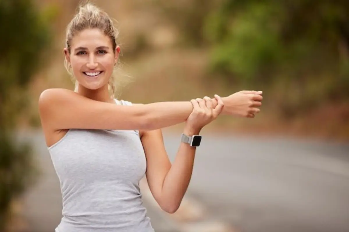 5 Exercícios Diários Para Aumentar Seu Bem-Estar e Vitalidade - Mulher alongando os braços