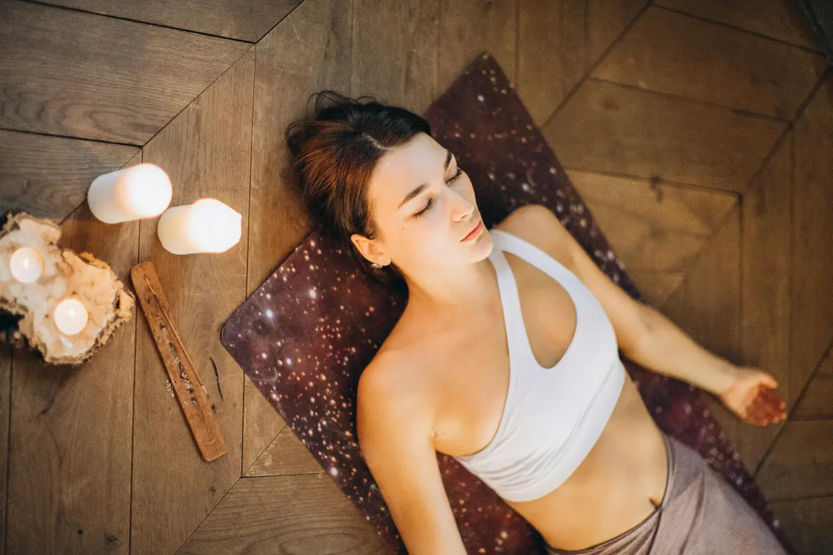 6 Dicas de Relaxamento Para Melhorar Seu Bem-Estar - Mulher deitada num ambiente relaxante