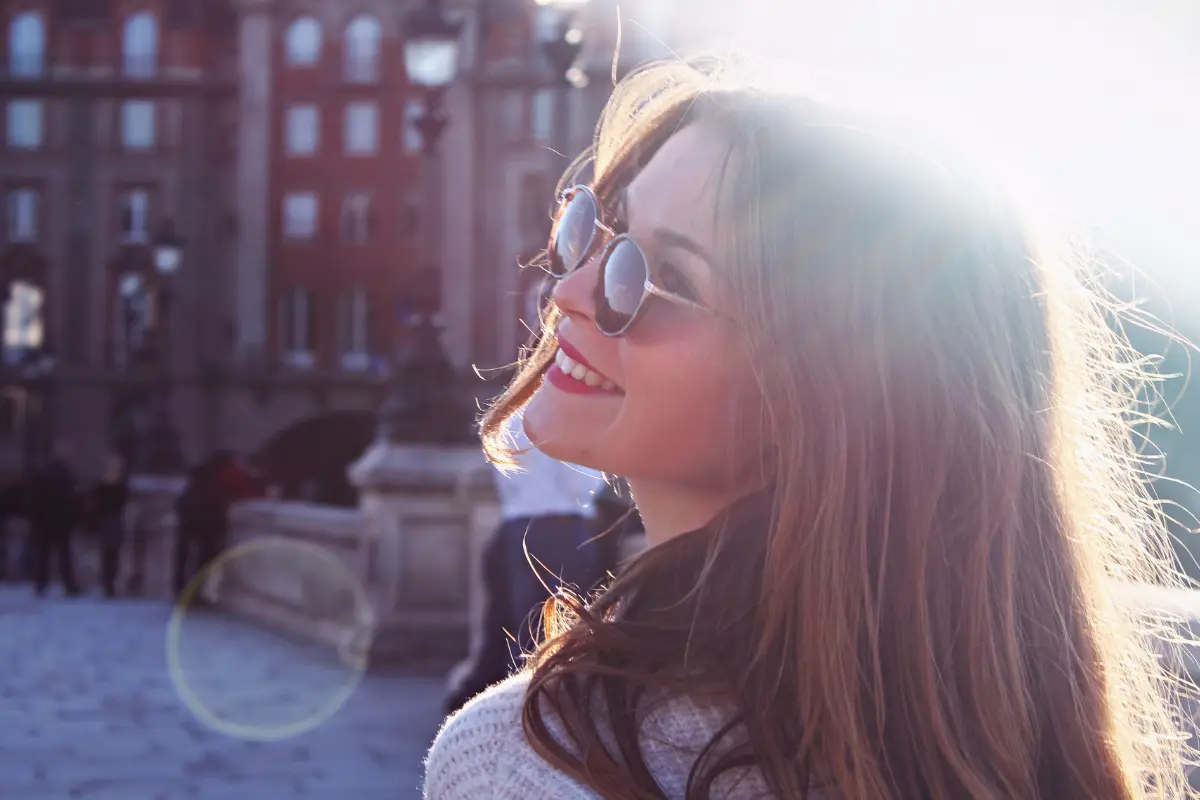 8 Maneiras de Ter Mais Saúde Emocional - Mulher sorrindo