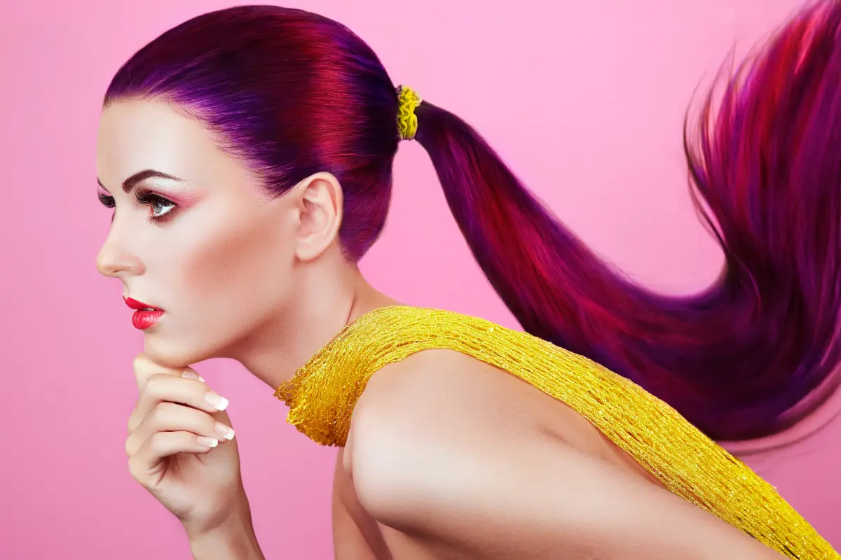 Cabelo Colorido 5 Dicas Para Preservar a Cor do Seu Cabelo - Mulher com cabelo vermelho