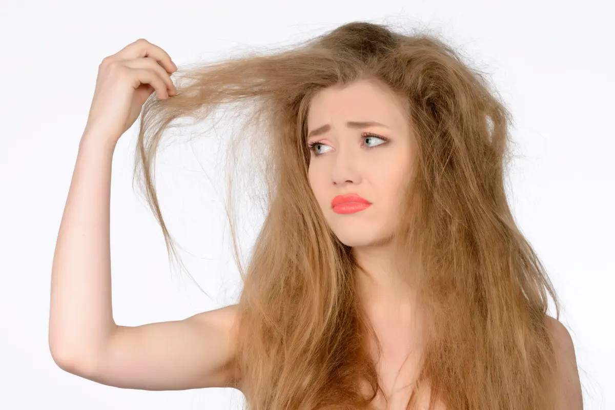 Cabelos Ressecados 5 Tratamentos Caseiros que Funcionam - Mulher triste com o cabelo ressecado