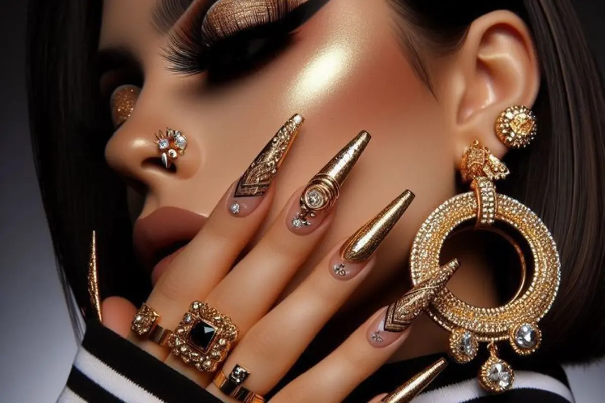 Nail Art 6 Tendências Para a Próxima Temporada - Mulher com a mão no rosto com unhas metalizadas decoradas com pedrarias e glitter