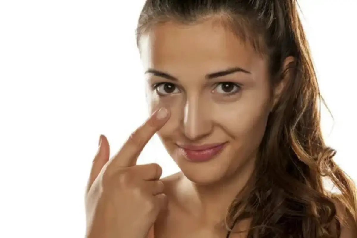 Olheiras 6 Maneiras de Suavizar o Escurecimento ao Redor dos olhos - Mulher apontando o dedo para suas olheiras