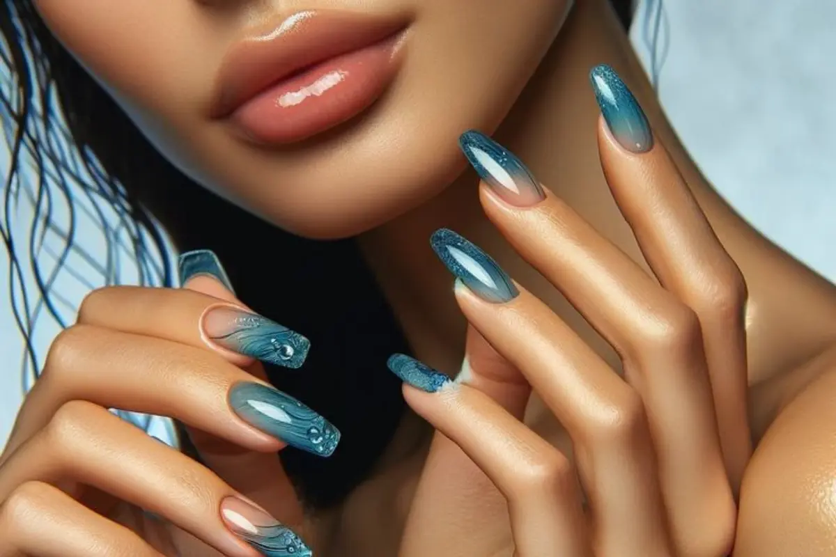 Unhas Perfeitas 7 Dicas para um Acabamento Profissional - Moça com unhas azuis decoradas