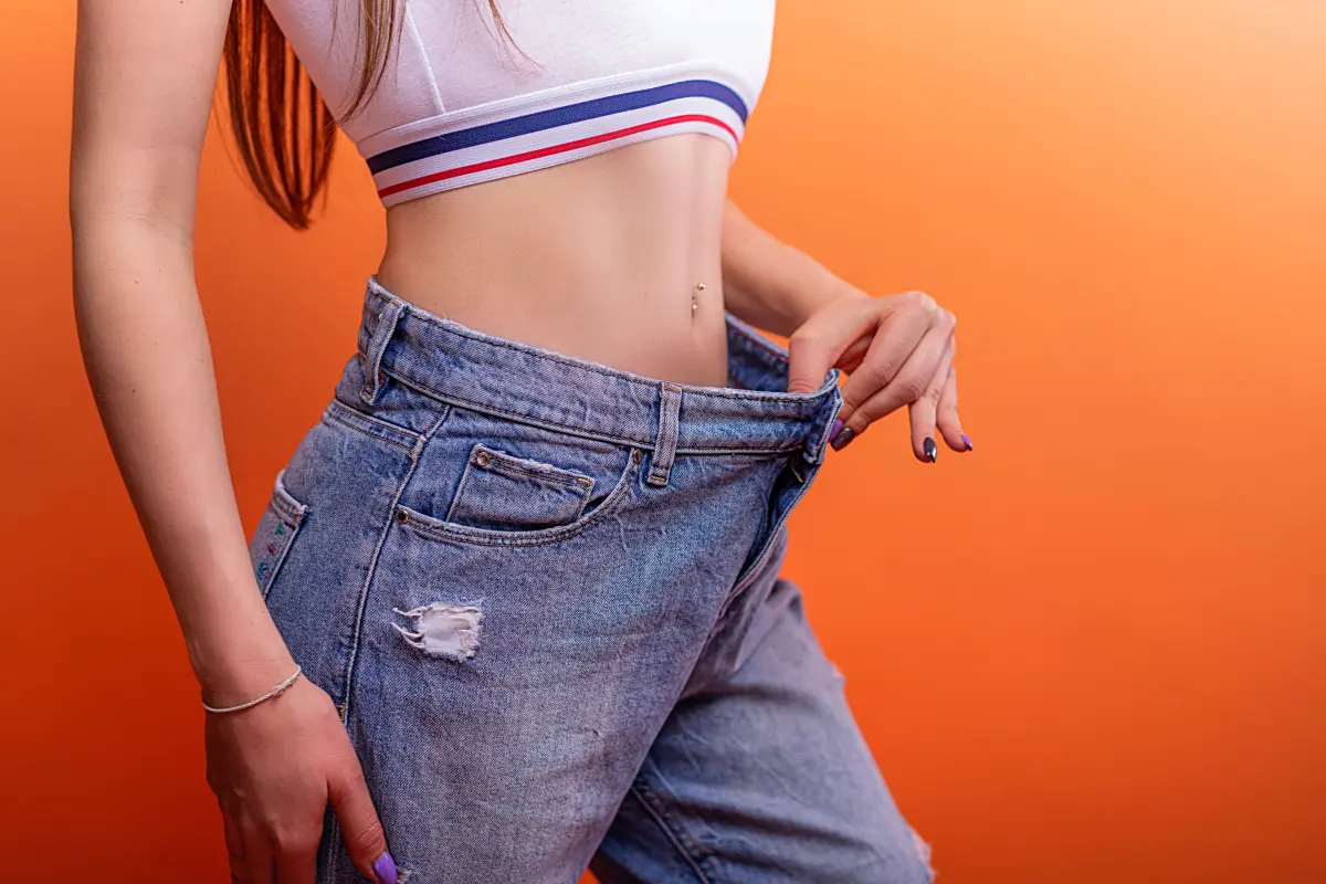 Veja 7 Dicas de Alimentos que Ajudam a Acelerar o Metabolismo - Mulher com calça larga
