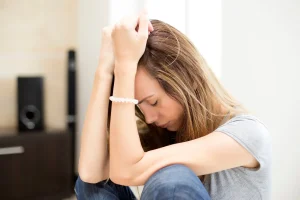 7 Hábitos que Atrapalham a Saúde Mental - Mulher triste