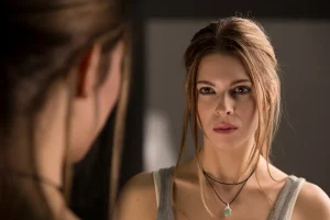 7 Motivos Para Você Mergulhar no Seu Autoconhecimento - Mulher se olhando no espelho