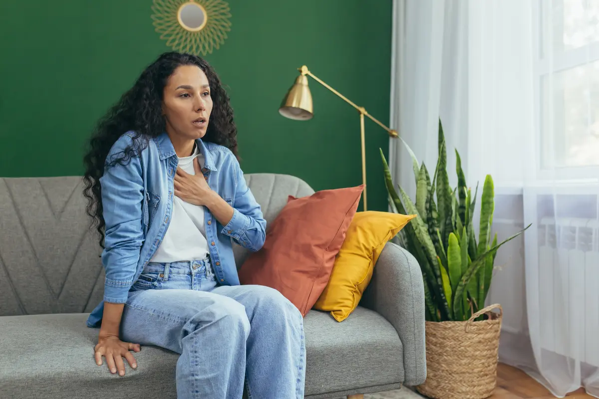 Ansiedade Veja 5 Dicas Infalíveis para Aliviar os Sintomas Naturalmente - Mulher com crise de ansiedade