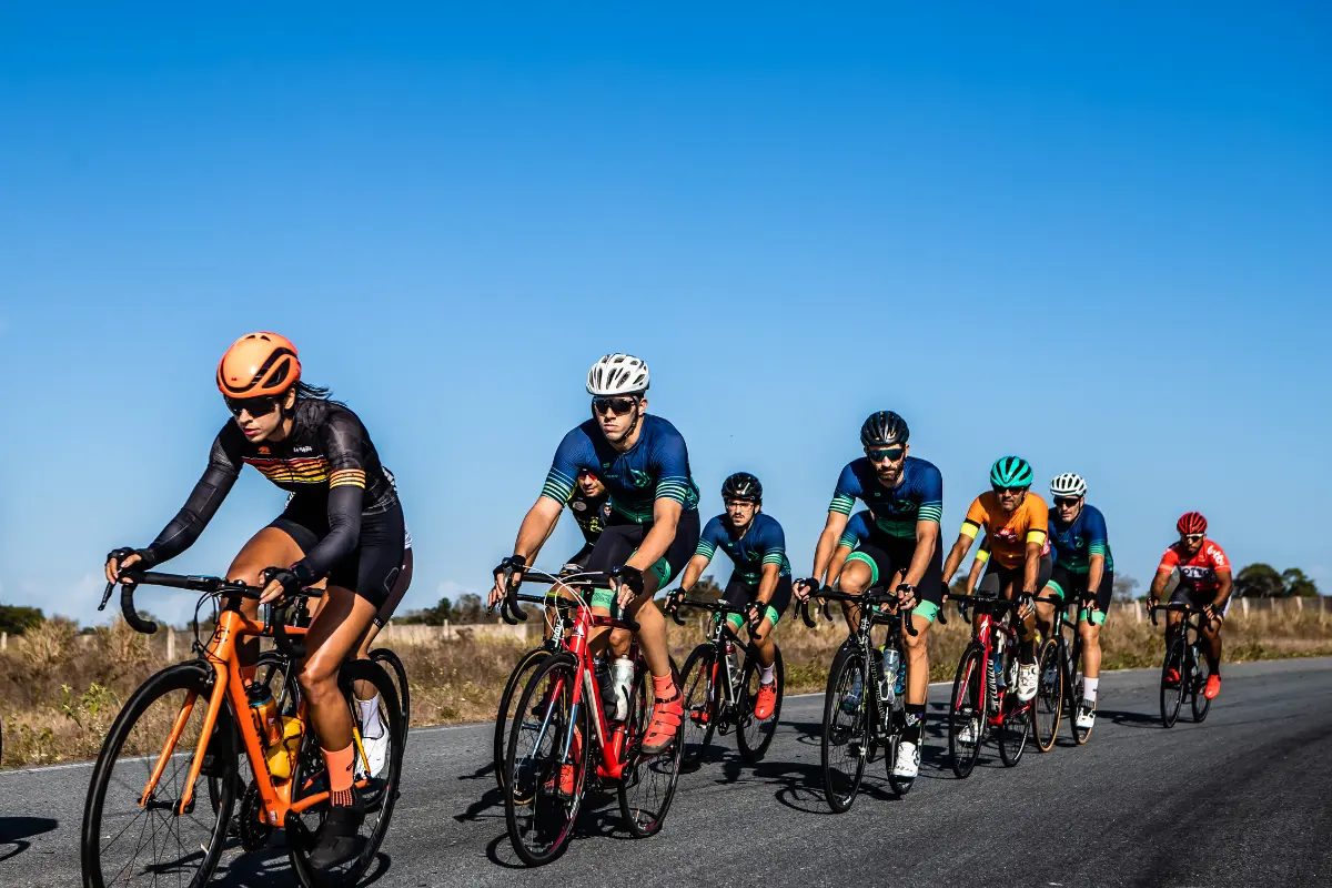 Exercício Aeróbico Top 6 Benefícios Para o seu Bem-Estar Físico e Mental - Grupo de pessoas andando de bicicleta