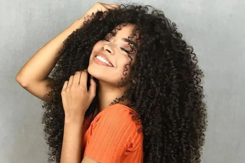 Mulher com cabelo cacheado