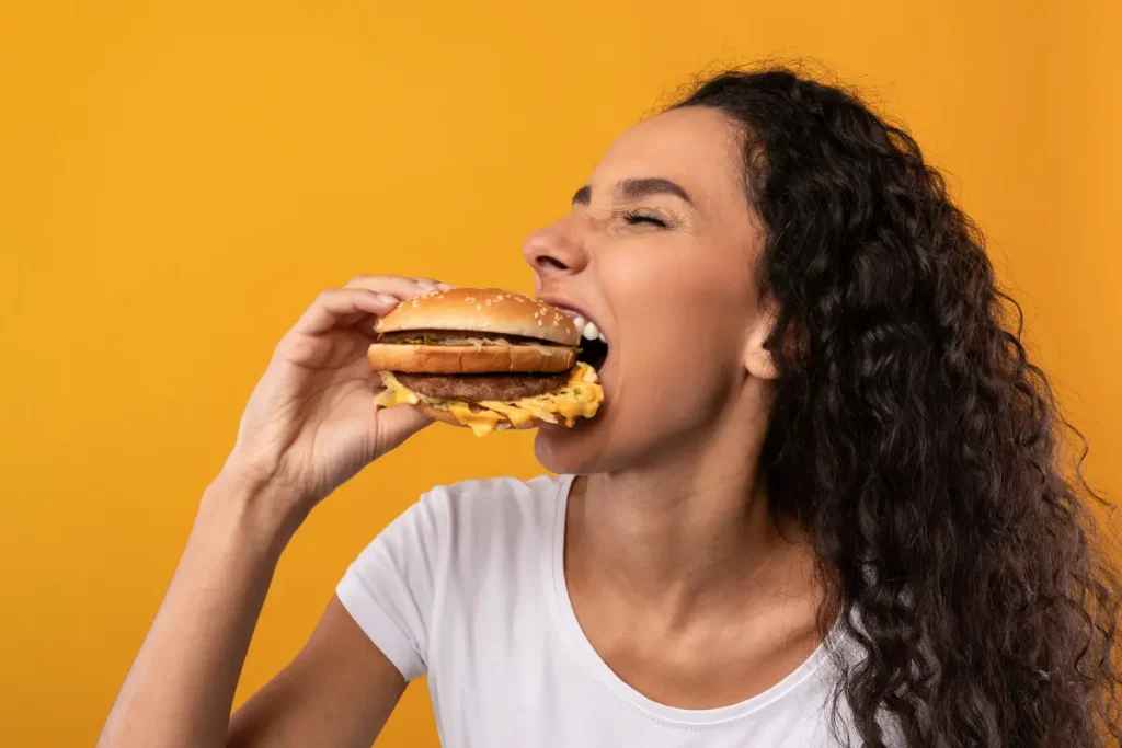 Mulher comendo lanche